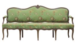 1067.  Sofá Carlos III de madera de nogal, con el escudo de los Mercedarios tallado.España, mediados del S. XVIII.