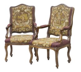 1064.  Pareja de butacas de madera de nogal, con tapicería de "petit-point".Trabajo francés, S. XVIII.