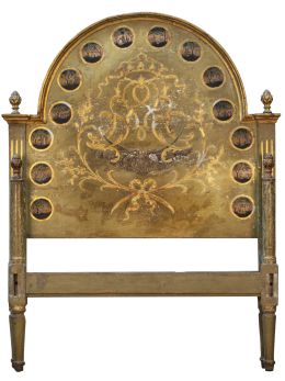 1060.  Cama Carlos IV de madera tallada y policromada de verde.Trabajo español, h. 1.800.