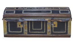 1022.  Arcón con alma de madera y piel tachonada con nombre Raf. O´ Donell.Trabajo español, S. XVIII.