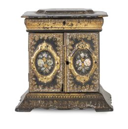 1196.  Joyero con forma de cabinet de madera lacada y dorada con aplicaciones de nácar.Trabajo francés, segunda mitad del S. XIX.