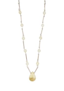 230.  Collar de barritas de oro blanco alternos con bolitas de citrinos briolette, del que pende gota de citrino facetada