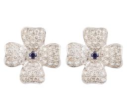 242.  Pendientes flor con cuatro pétalos cuajados de brillantes y centro de zafiro