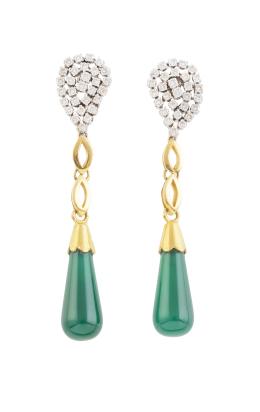 229.  Pendientes largos con gota de brillantes, de la que penden dos piezas ojivales caladas de oro y perilla de ágata verde