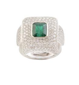 263.  Sortija cuadrangular con esmeralda de 3,7 ct central en marco de pavé de brillantes