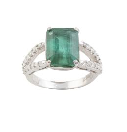 299.  Sortija con esmeralda rectangular de 5,8 ct y brillantes en los brazos en V de la montura