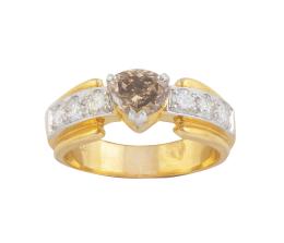 235.  Sortija con diamante brown de talla triangular de 1 ct aprox, flanqueado por trío de brillantes