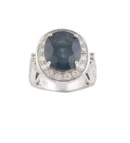 244.  Sortija con zafiro oval de 12,85 ct orlado de brillantes, con bandas trenzadas de brillantes como brazos de la montura