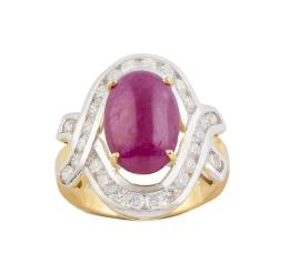 221.  Sortija con cabuchón oval de rubí birmano de 4,11 ct, rodeado de brillantes engastados en carril en dos bandas entrelazadas