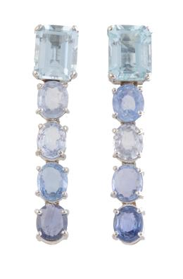 209.  Pendientes largos de topacios azules de diferentes tonalidades, con topacio de talla rectangular superior y cuatro ovales en rivière colgante