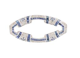 64.  Broche oval Art-Decó de brillante y zafiros calibrados con diseño geométrico