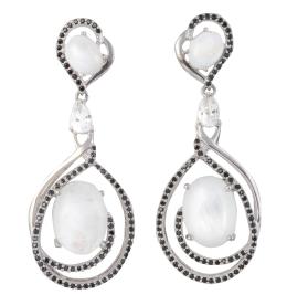 184.  Pendientes largos con cabuchones de piedra luna en marcos calados decorados con espinelas negras