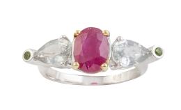 222.  Sortija con rubí oval de 2 ct aprox., entre dos zafiros pera y chatones de granates verdes