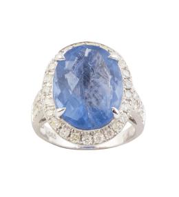 256.  Sortija con fluorita central de 10,35 ct orlada de brillantes 