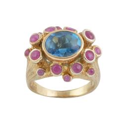 226.  Sortija con topacio azul oval y rubíes engastados en chatones a diferentes alturas