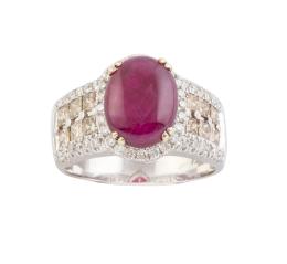 247.  Sortija con cabuchón de rubí de 2,33 ct orlado de brillantes, con montura decorada con bandas de diamantes cararré fancy y brillantes