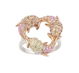 191.  Sortija con tres delfines encadenados de zafiros de colores que componen triángulo