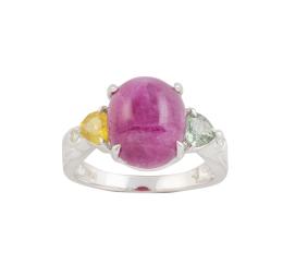 223.  Sortija con cabuchón de rubí de 7,35 ct aprox flanqueado por zafiro verde y amarillo, y dos brillantes