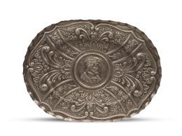 1242.  Bandeja en plata repujada con retrato de marqués de perfil. Con marcas.España, finales del S. XIX.