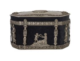 1106.  Caja de estilo imperio, de terciopelo, montada en plata. Con marca de Minerva y de platero, ley 950.París, Victor Boivin, finales del S. XIX.