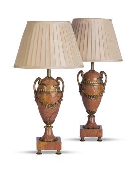 1189.  Pareja de jarrones de mármol rosa y bronce aplicado de estilo Luis XVI, transformados en lámparas.Francia, S. XIX.