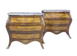 1295.  Pareja de cómodas de estilo Luis XV de madera de palo de rosa y palo de violeta, tapa de mármol y bronces dorados.Trabajo francés, h. 1900.