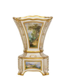 1293.  Jarrón de porcelana esmaltada y dorada con paisajes en reserva. Marcado en la base.Bidasoa, S. XX.