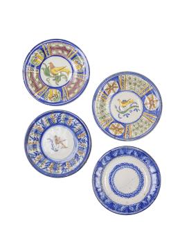 659.  Lote de cuatro platos de cerámica esmaltada, tres de ellos con pajarito en el asiento y otro en azul y blanco.Manises, S. XX y Levante, S. XIX.
