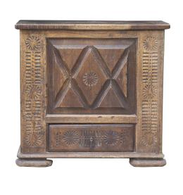 504.  Armario bajo de madera de castaño tallada y grabada.Trabajo del norte de España, S. XVII.