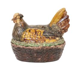582.  Terrina con forma de gallina de cerámica esmaltada, apoyada sobre un cesto.Posiblemente Portugal, S. XIX.