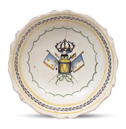 502.  Plato de cerámica esmaltada decorado con triunfos bajo corona real, esmaltado en verde, ocre, azul y manganeso.Nevers, Francia, h. 1781.