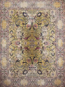 563.  Alfombra en lana antigua de campo amarillo y rosa, decorada con dragones, palmetas y cartuchos con inscripciones.Persia.