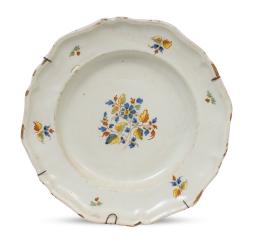 589.  Plato de cerámica esmaltada de la "serie del ramito".Alcora, (1775-1800).