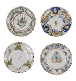 588.  Lote de cuatro platos de cerámica esmaltada en verde, amarillo y azul.Manises, Onda y Levante, S. XIX.