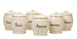 590.  Lote de seis botes de cerámica esmaltada en blanco con leyendas: "arroz, sopa, lentejas, azúcar, garbanzos, harina".España, S. XIX.
