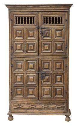 592.  Alacena de madera tallada con cuarterones y cerradura con forma de corazón.Trabajo castellano, S. XVII.