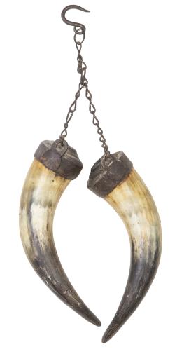 593.  Dos polvoreras de asta y metal aplicado.Trabajo pastoril, S. XVIII - XIX.