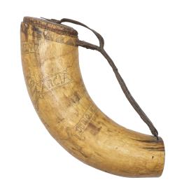 594.  "Gaxapu" o recipiente para guardar la piedra de afilar la guadaña, en asta grabada a punta de navaja. Con leyenda: "Biba mi dueño soy de Juan Garcia-Laizo-Rodriguez-Lorenzo".Arte pastoril, Asturias, h. 1900