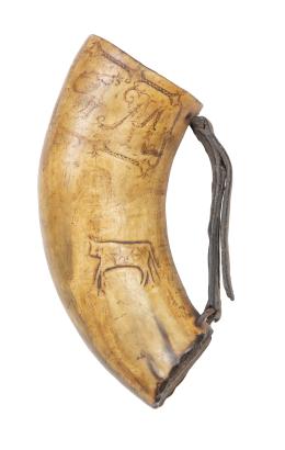 600.  Recipiente en asta con decoración grabada de una vaca y las iniciales "FM".Arte pastoril, Asturias, h. 1900.