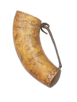 601.  Recipiente en asta grabada a navaja, con dos pajaritos en una rama, cabras, hombres a caballo, un torero y un picador y nombre del propietario.Arte pastoril, Asturias, h, 1900.