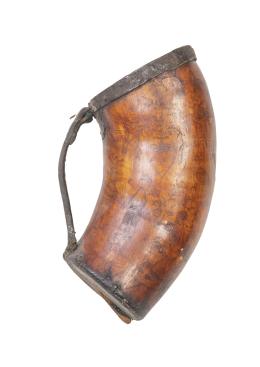 599.  Recipiente en asta grabada, con aves, una lechuza y hojas, flores, personajes y perdices y hierro aplicado.Arte pastoril, h. 1900.