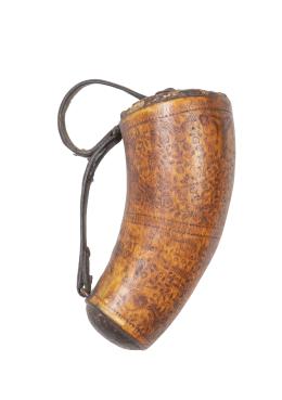 597.  Recipiente en asta grabada a navaja con decoración de flores, árboles y animales.Arte pastoril, Asturias, h. 1900.