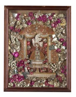 622.  "Ecce Homo".Altar simulado con abalorios, papel de colores, grabado y tela.Trabajo conventual, S. XIX.