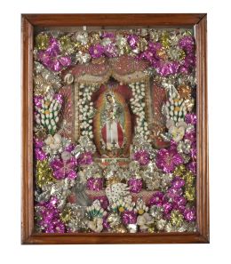 621.  "Virgen de Guadalupe".Altar simulado en abalorios, papel de colores, grabado y tela.Trabajo conventual, S. XIX.