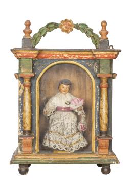 619.  Hornacina de madera tallada y policromada, imitando marmorizado.Con Niño Jesús en el interior de madera tallada y policromada, con vestimenta de encaje y aplicaciones metálicas.Trabajo español, h. 1800.