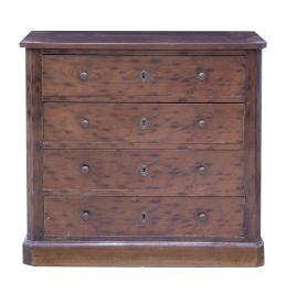 615.  Cómoda de madera con cuatro cajones.España, finales del S. XIX - principios del S. XX.