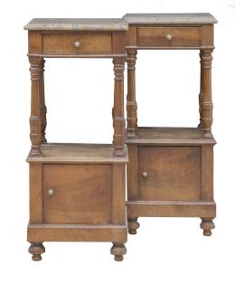 623.  Pareja de mesillas de madera de nogal tallado con tapa de mármol.España, finales del S. XIX.