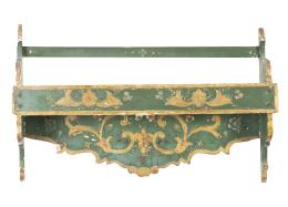 611.  Estantería de madera tallada, policromada de verde y dorada.Trabajo levantino, finales del S. XVIII - principios del S. XIX.