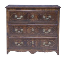 642.  Cómoda de madera de nogal y marquetería.Posiblemente trabajo del norte de Italia, finales del S. XVIII.