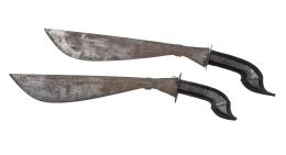 544.  Lote de dos espadas de acero grabado y madera.Malasia o Indonesia, S. XIX.